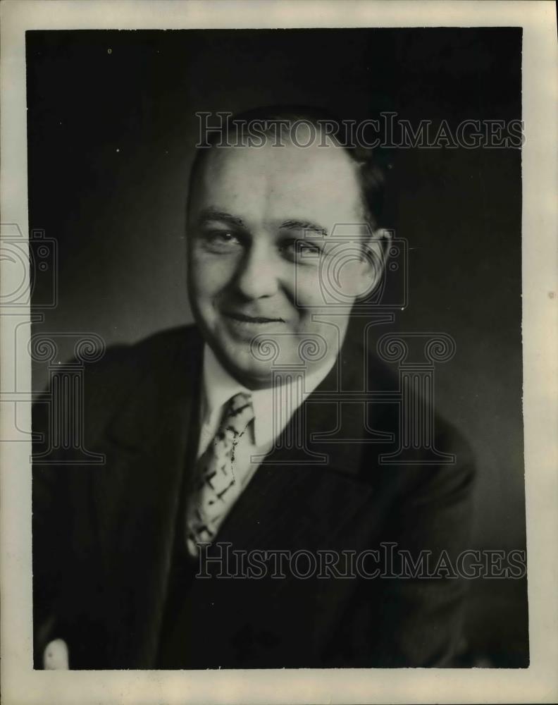 Press Photo A man wearing a suit and a tie for his picture - Historic Images