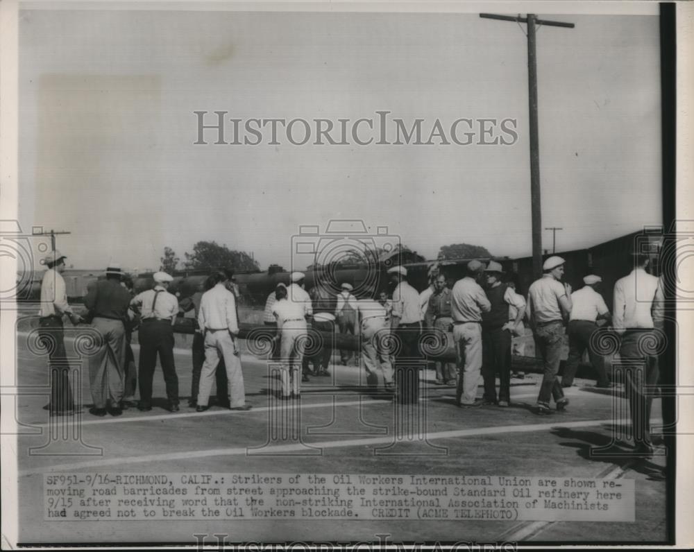 1949 Press Photo Oil Workers Intern. Assoc. Strikers Remove Road Barricade - Historic Images