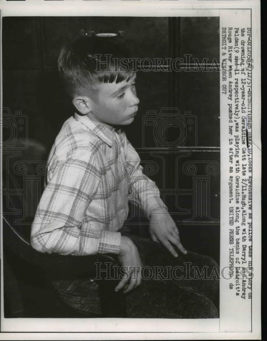 1957 Press Photo Hugh Haag Telling Police his Story on Drowned Girl, Geraldine - Historic Images