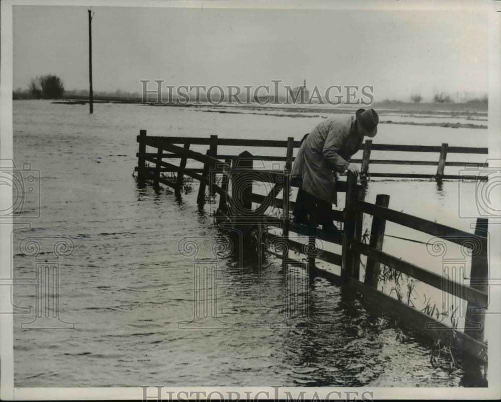 1937 Press Photo A man literally traveled on rails to cross a flooded field - Historic Images