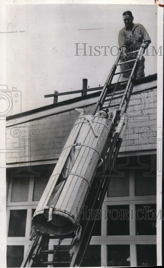 1941 Press Photo New Stretcher developed by Joe Lucci for fire victims - Historic Images