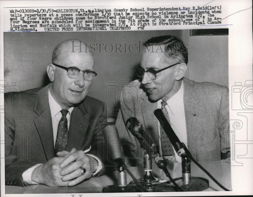 1959 Press Photo Arlington County School Superintendent Ray Reid Press Conferenc - Historic Images