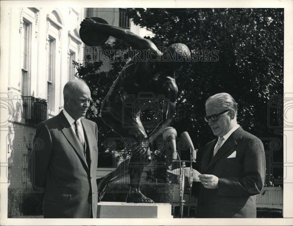 1956 Press Photo Eisenhower with the statue - Historic Images