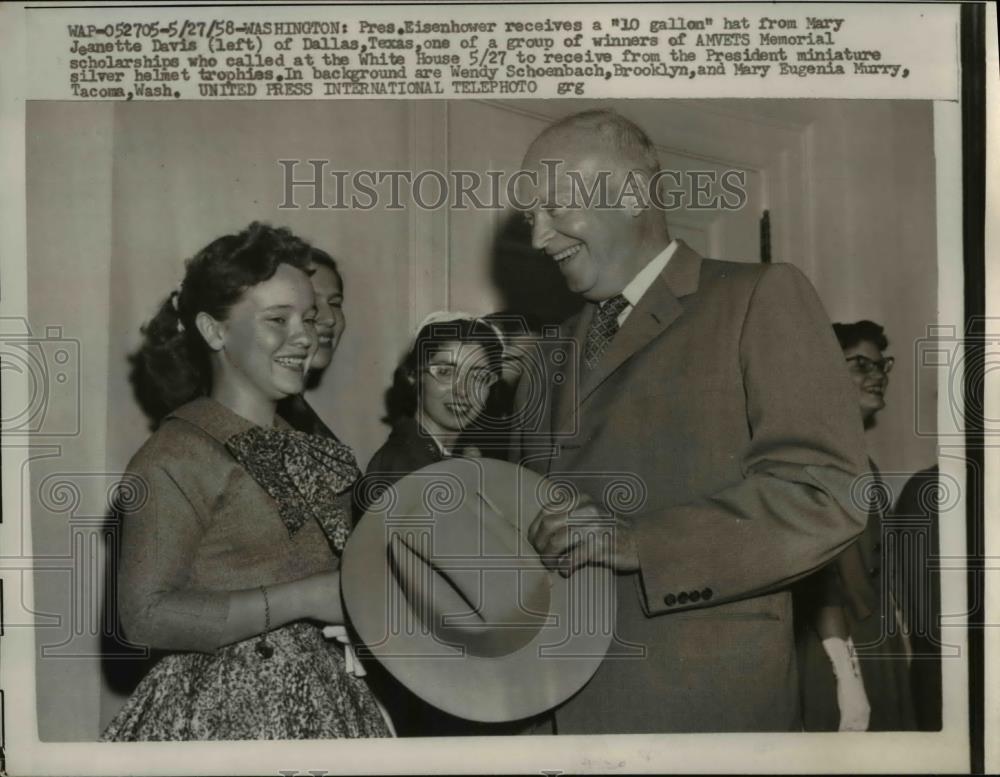 1958 Press Photo Pres Eisenhower Revieves 10 Gallon Hat From Mary Davis - Historic Images