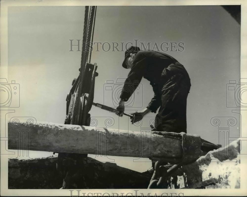 1936 Press Photo Worker Oils Giant Derrick, Florida Ship Canal - Historic Images