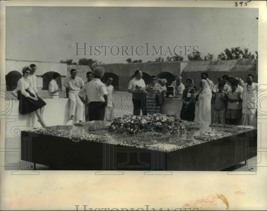 1963 Press Photo The tomb of Mahatma Ghandi in New Delhi - Historic Images