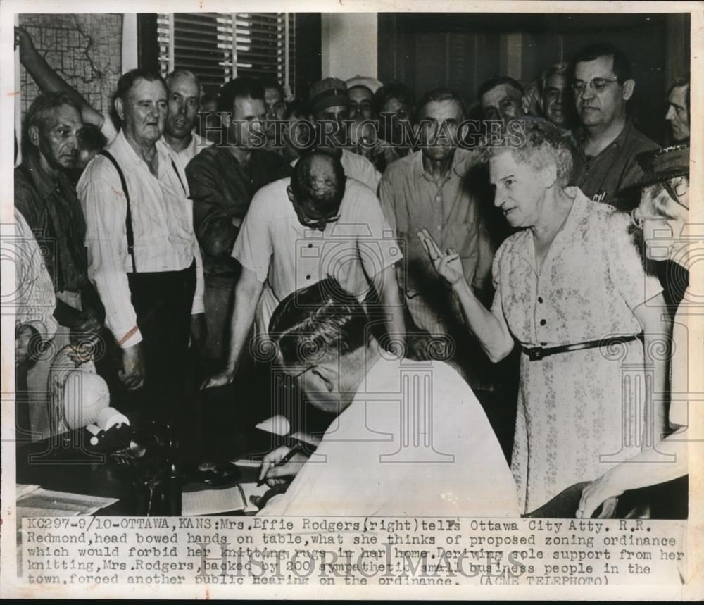 1947 Press Photo Effie Rodgers &amp; R.R. Redmond head bowed hands on table - Historic Images