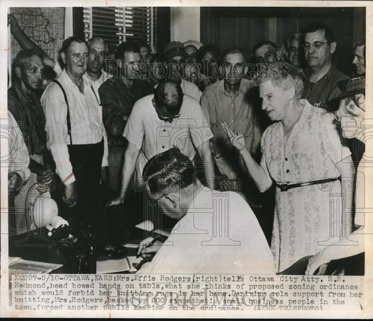 1947 Press Photo Effie Rodgers & R.R. Redmond head bowed hands on table - Historic Images