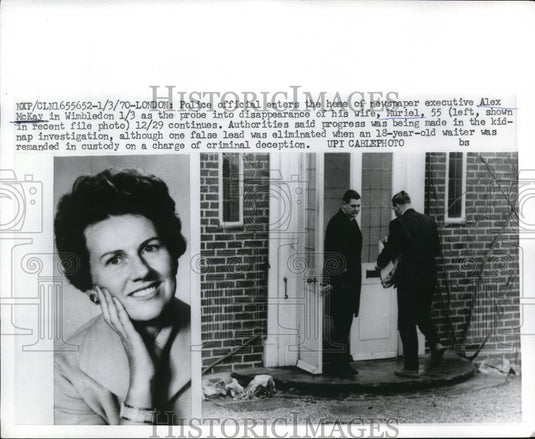 1970 Press Photo Police Enter Houseof Alex McKay in Investigation of MissingWife - Historic Images
