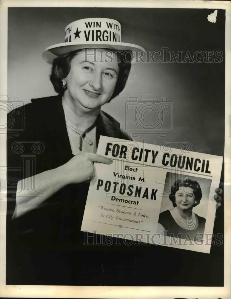 1961 Press Photo Mrs Virginia Potosnak Works at Department Store Running Office - Historic Images