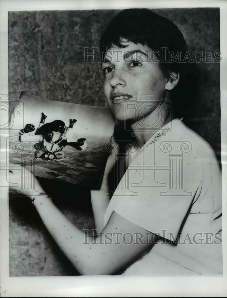 1962 Press Photo Mrs Sulan Pol Holding A photo Of Herself - Historic Images