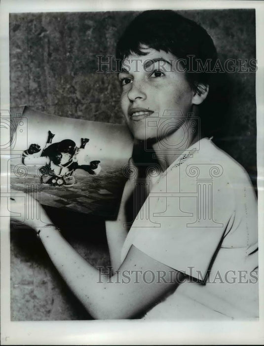 1962 Press Photo Mrs Sulan Pol Holding A photo Of Herself - Historic Images