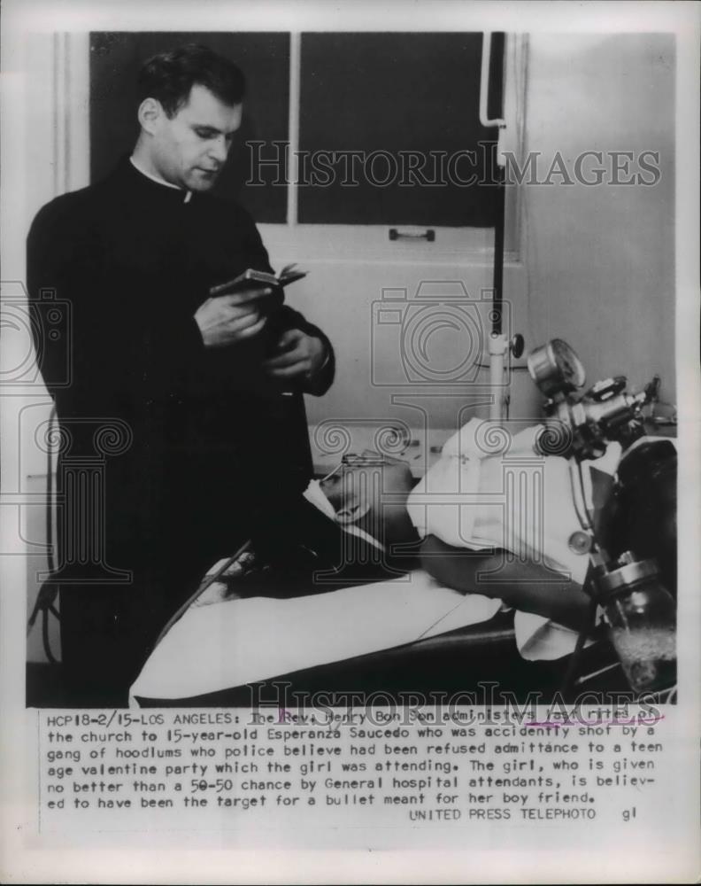 1953 Press Photo Henry Bon gives last rights to Esperanza Saucedo who was shot - Historic Images