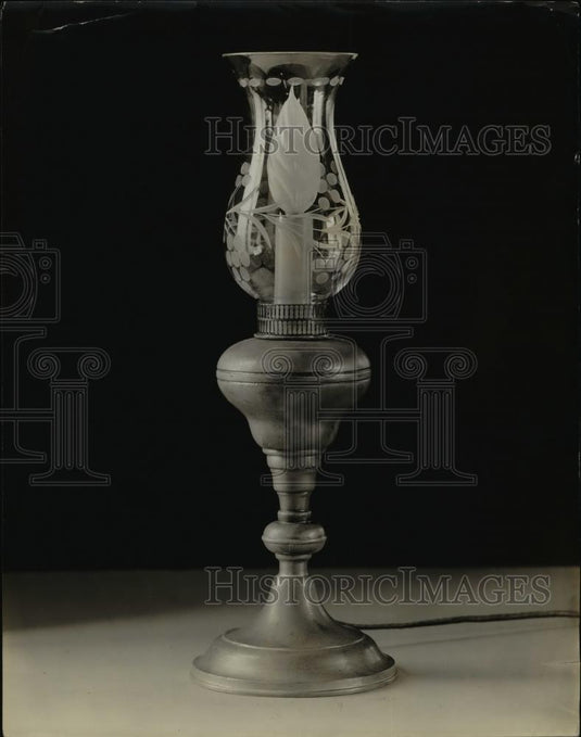 1936 Press Photo An electrified powered candle with engraved crystal - Historic Images