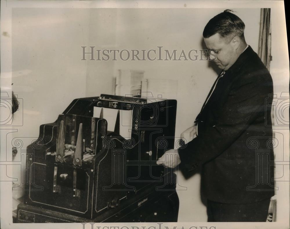 1939 Press Photo Frank Leonard New York State Corrections Dept Fingerprinter - Historic Images