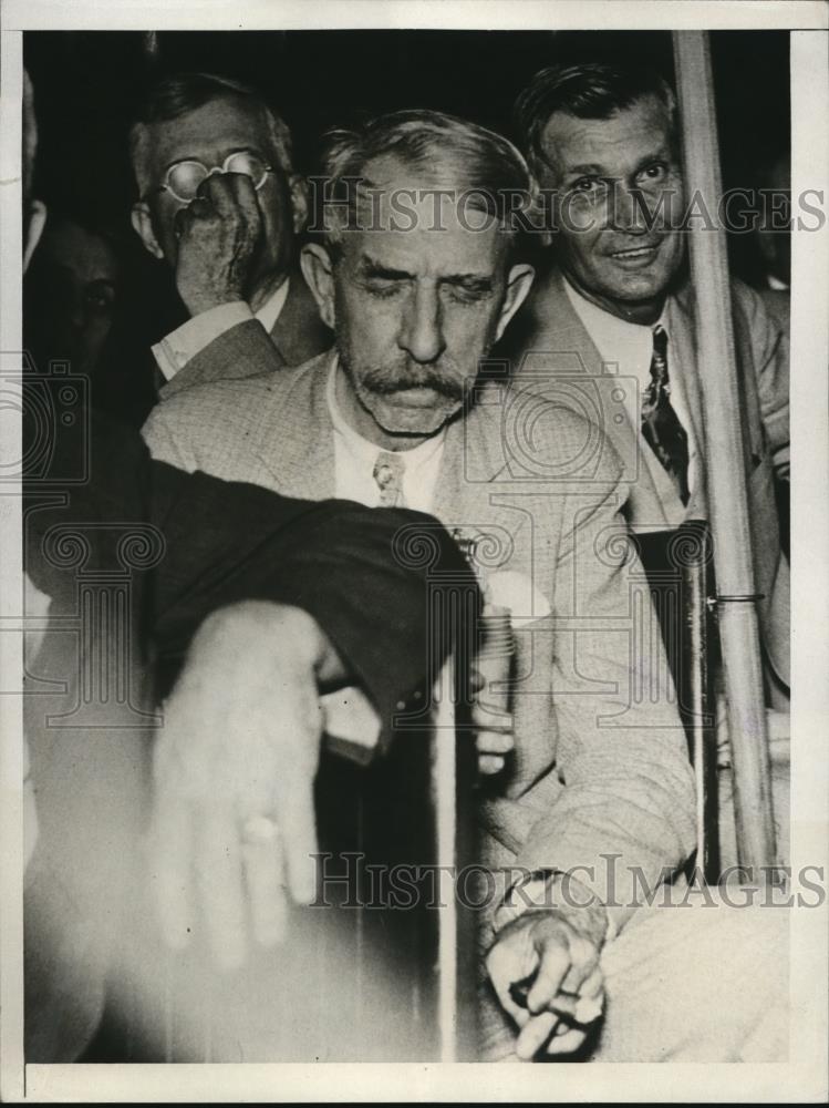 1932 Press Photo Governor Alfalfa Bill Murray is holding a tobacco - Historic Images