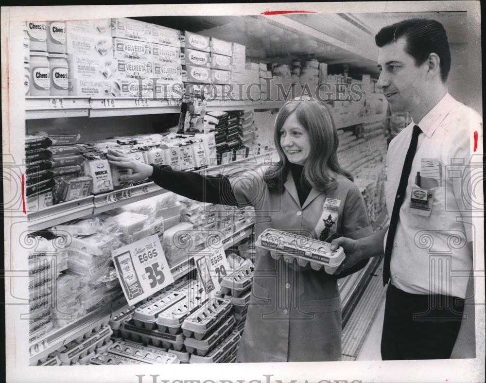 1971 Press Photo of the diary aisle in the Pick-N-Pay. - Historic Images