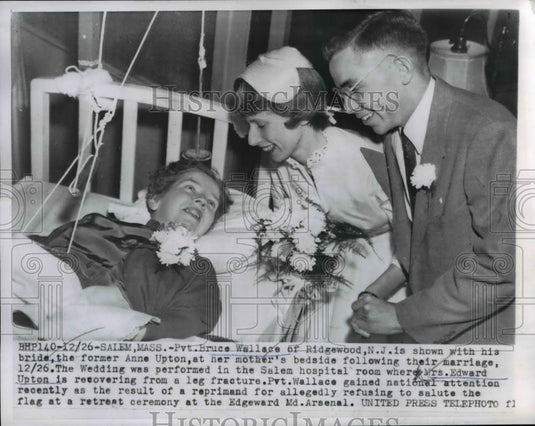 1955 Press Photo Private Bruce Wallace with his bride, Anne Upton and her mother - Historic Images