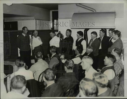 1934 Press Photo Captain Richard demonstrates First Aid to CWA Workers - Historic Images