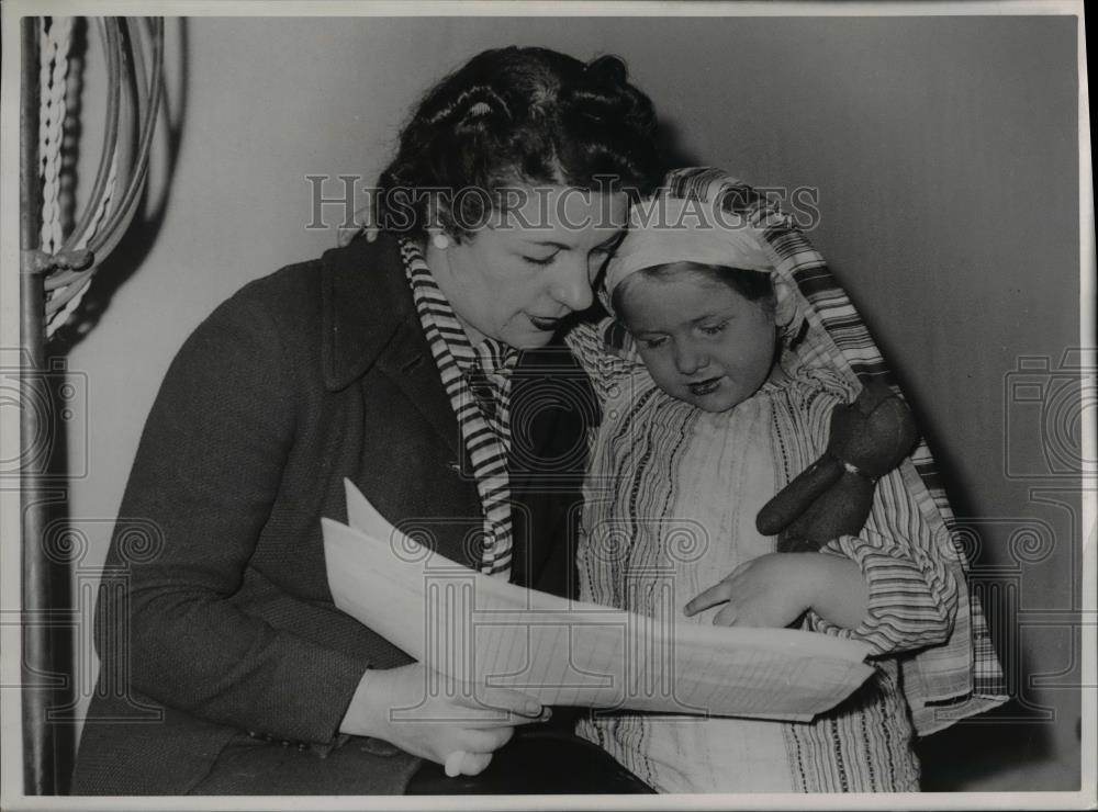 1939 Press Photo Mrs Paul Berjal &amp; Dave Monique Reading - Historic Images