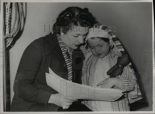 1939 Press Photo Mrs Paul Berjal & Dave Monique Reading - Historic Images