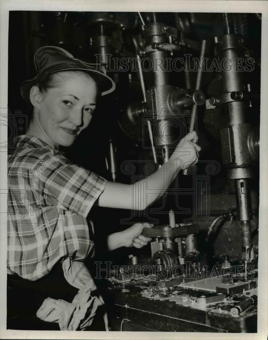 1950 Press Photo Mrs Alicia Copperman drill press operator Warner & Swasey - Historic Images