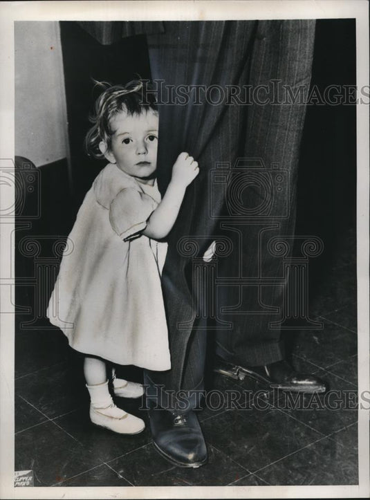 1948 Press Photo Cherry Roberta Ducks Clutches Dad's Leg at LaGuardia Field - Historic Images