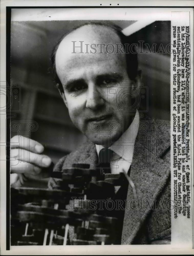 1952 Press Photo Dr Max Peruts Great Britain In HIs Lab - Historic Images