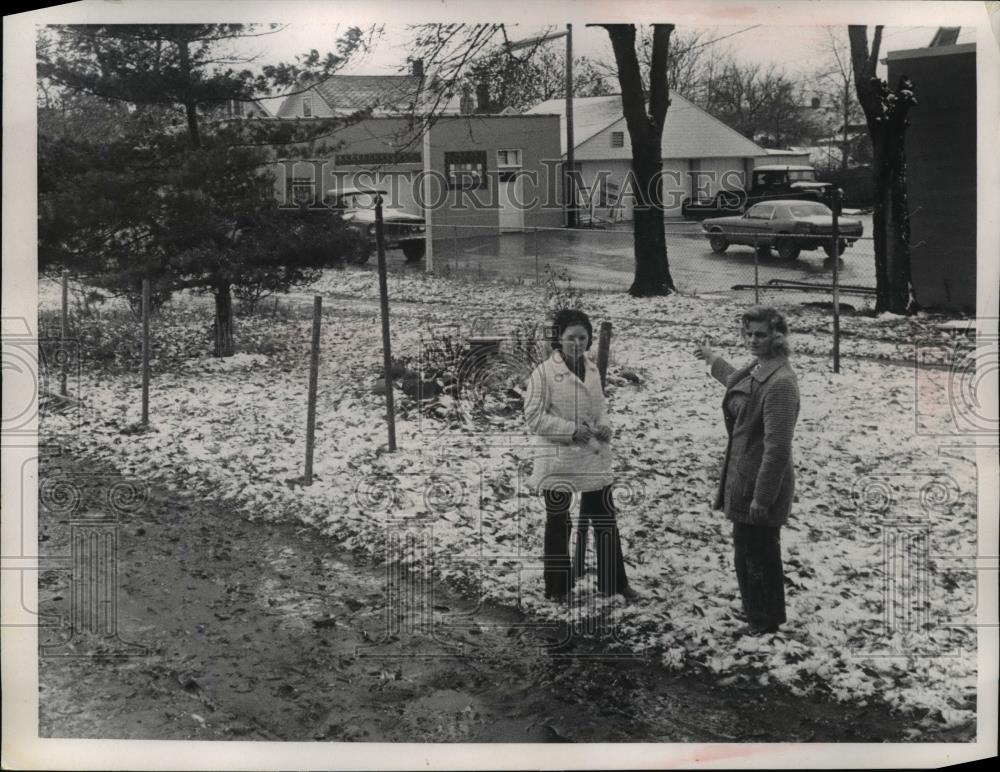 Press Photo Cleveland Ohio Mother &amp; Daughter Standing in Yard - Historic Images