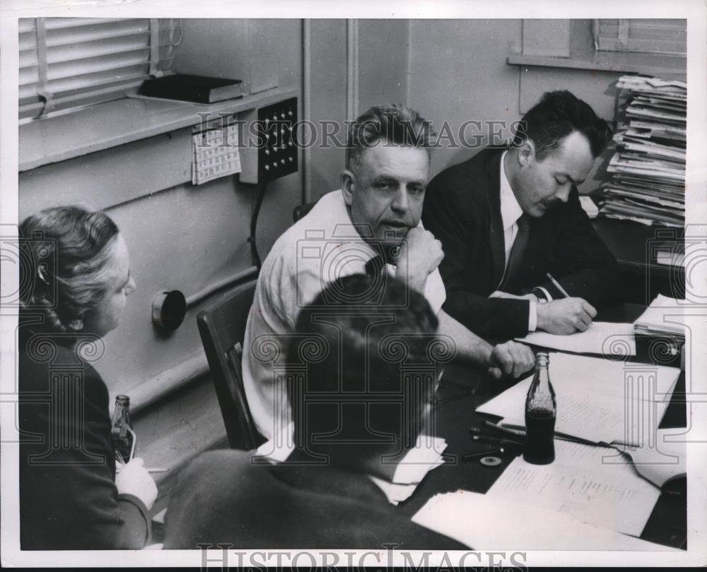 1935 Press Photo Kinsey and staff at work - Historic Images