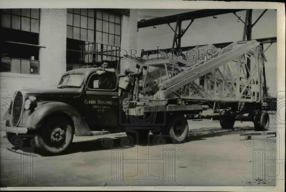 1939 Press Photo The portable telescoping derrick used while drilling well - Historic Images