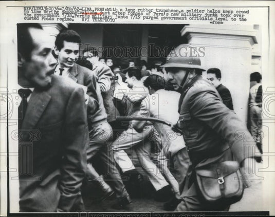 1962 Press Photo The soldiers keep the crowd in line during demonstration - Historic Images