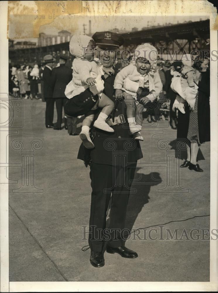 1933 Press Photo Lieut. O&#39;Sullivan holds Jane and Janet Marquad - Historic Images