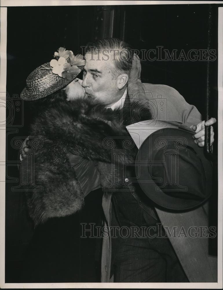 1940 Press Photo Navy Secretary Charles Edison Kisses Wife - Historic Images