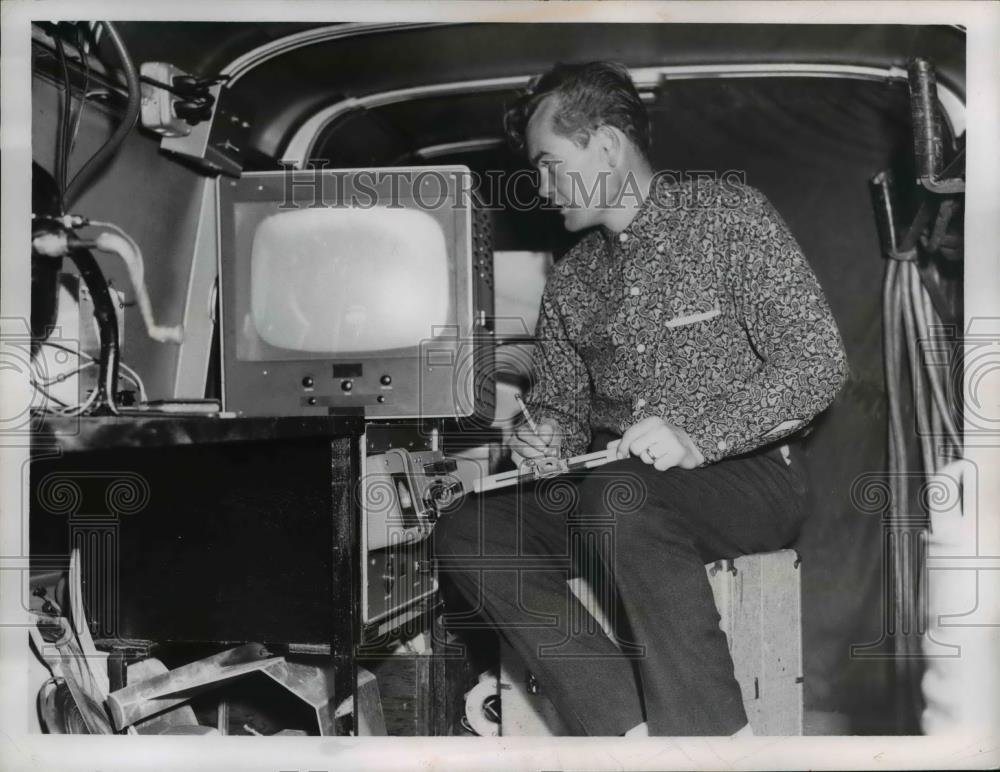 1960 Press Photo Worker Checks Sewer Camera for Leaks, Cleveland Ohio - Historic Images