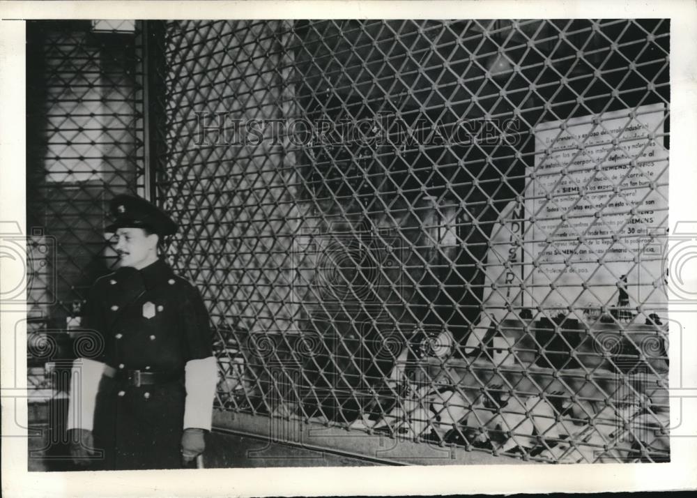 1949 Press Photo Police Guard German Buildings In Buenos Aires - Historic Images