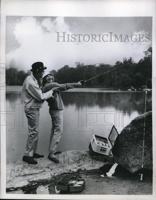 1957 Press Photo Man & Woman Fishing - Historic Images