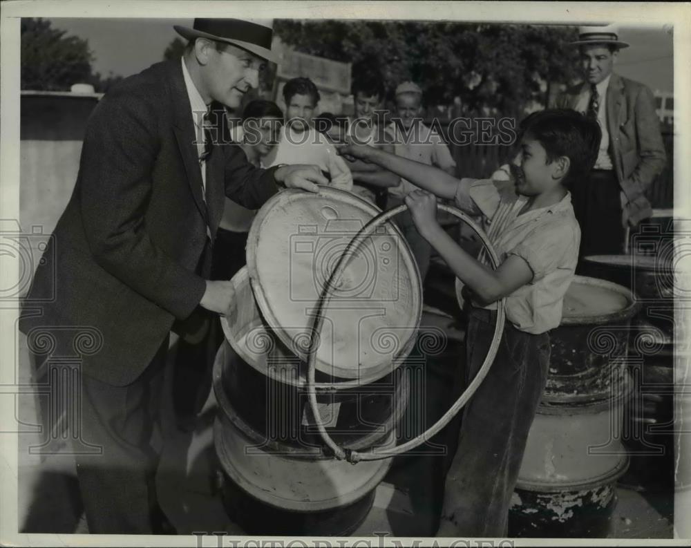 1938 Press Photo Pastor Valenciana with Police officer Halloway in drums - Historic Images