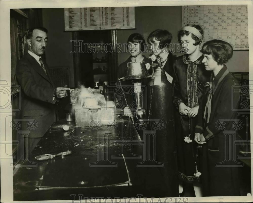 1926 Press Photo Evanston Ill NW Univ Otto Adams,& chem students - Historic Images