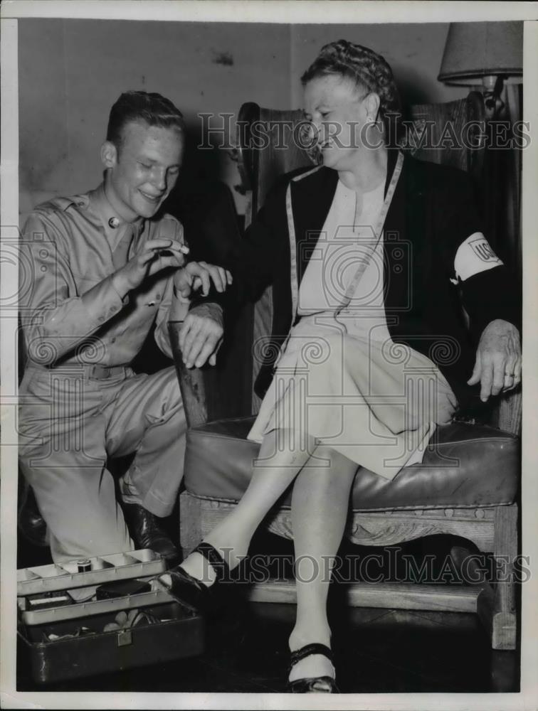 1949 Press Photo Mrs. Jess Jenkins assisted by Pvt. Wyn &quot;Red&quot; Schell - Historic Images