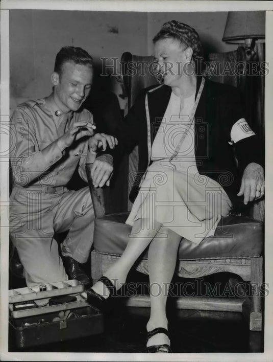 1949 Press Photo Mrs. Jess Jenkins assisted by Pvt. Wyn "Red" Schell - Historic Images