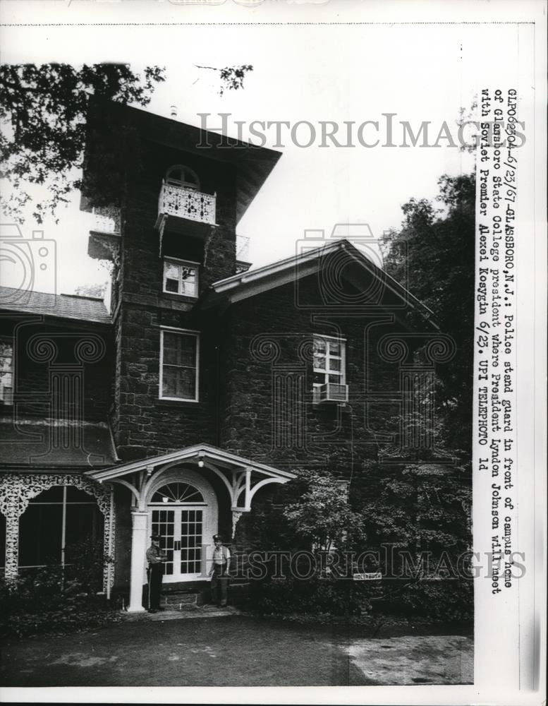 1967 Press Photo Police Stand Guard Flassboro State College PresiLyndon Johnson - Historic Images
