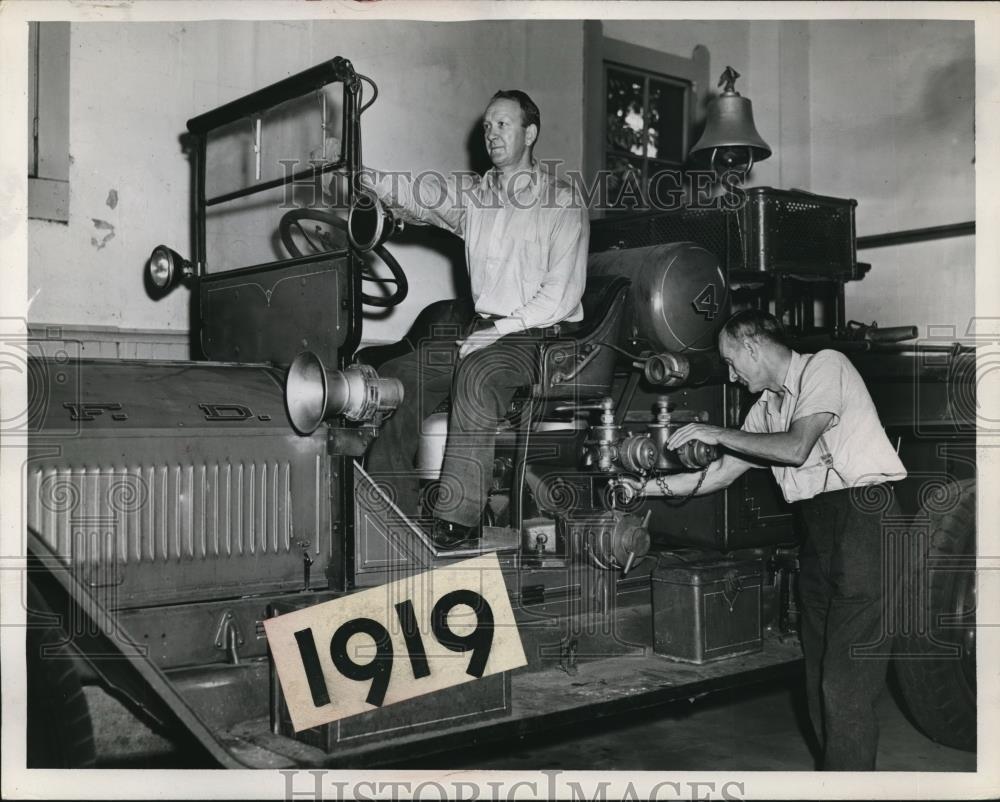 1946 Press Photo William Schuster Ernest Koudelka Station No 4 - Historic Images