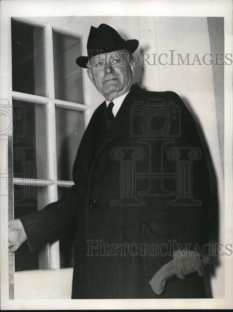 1938 Press Photo Senator William Borah is wearing a black trench coat - Historic Images