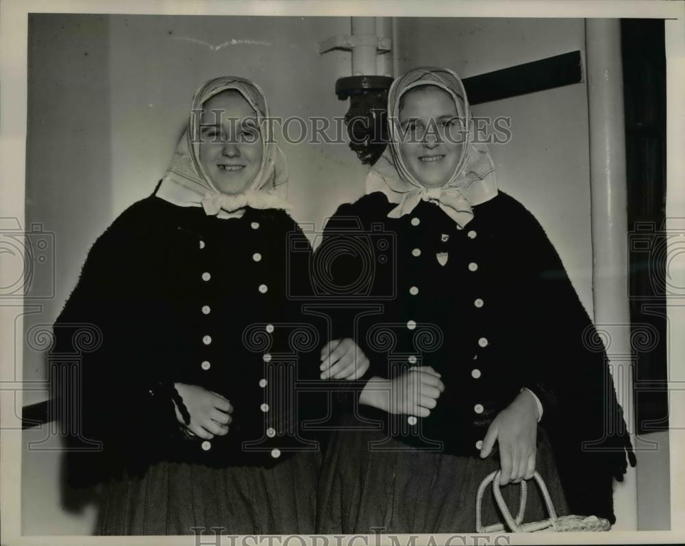 1938 Press Photo Pennsylvania Sisters Margita, Kate Valik Move to Czech Republic - Historic Images