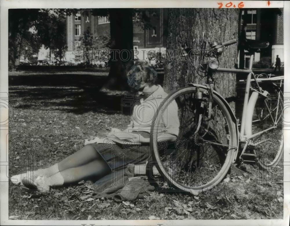 1966 Press Photo A college girl rest from biking - Historic Images