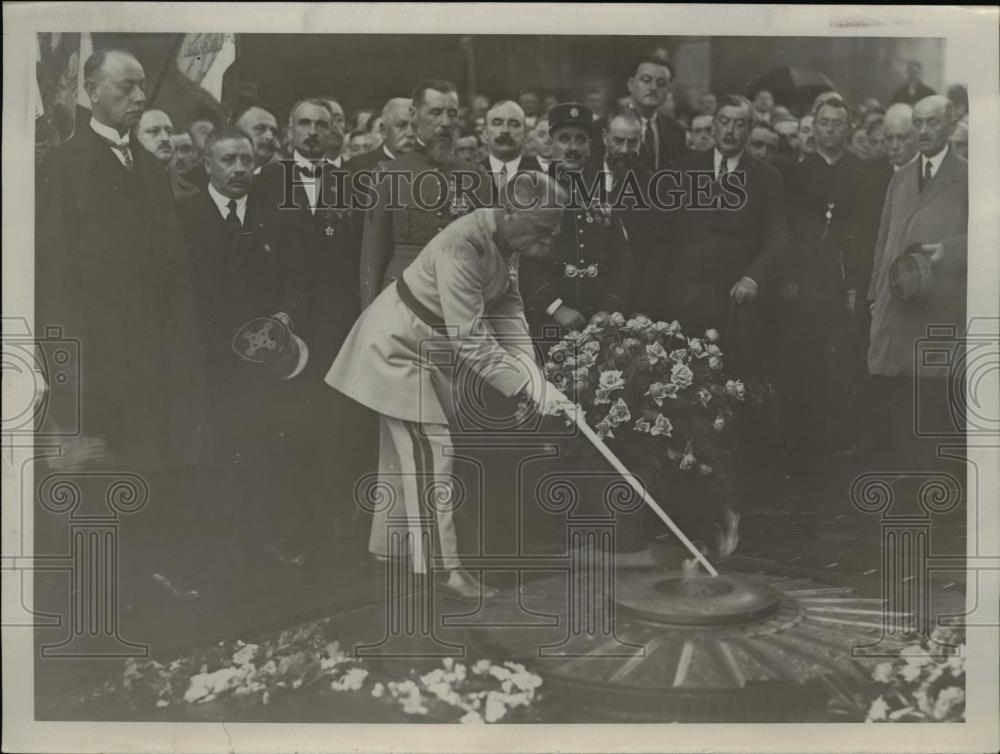1927 Press Photo General Pater Rekindling flame at unknown soldiers grave, Paris - Historic Images
