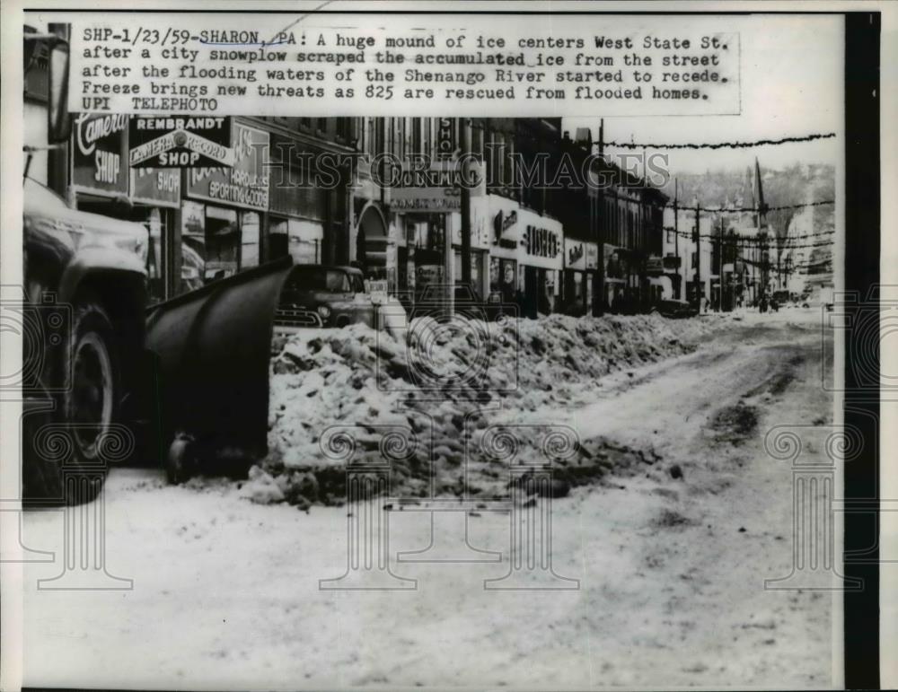 1959 Press Photo Sharon Pennsylvania Huge Mound of Ice West State St After Flood - Historic Images