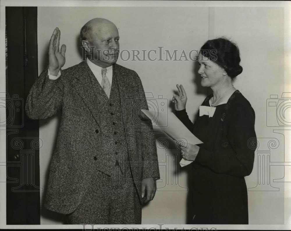 1933 Press Photo EB Vingel Sworn In US Federal Trade Commission - Historic Images