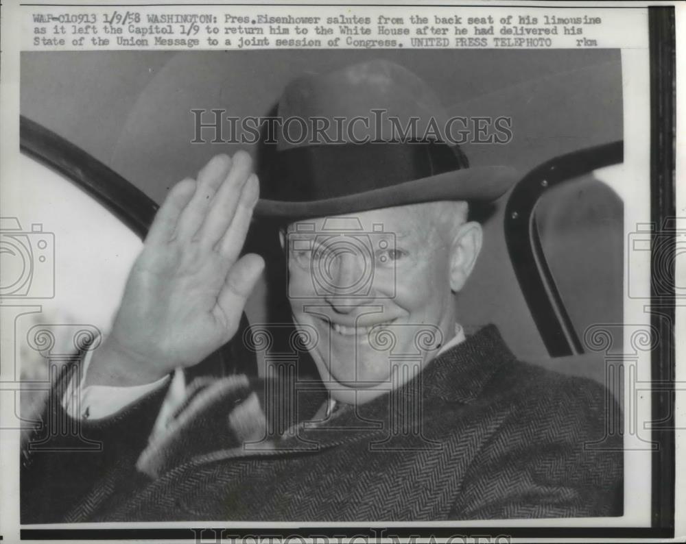 1959 Press Photo Pres Eisenhower Salutes From back Seat Of Limo - Historic Images